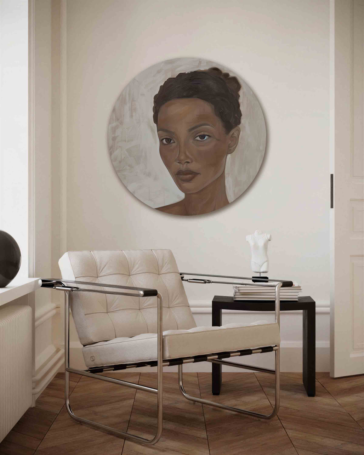 Portret van vrouw – kleurrijke muurcirkel als ronde wanddecoratie