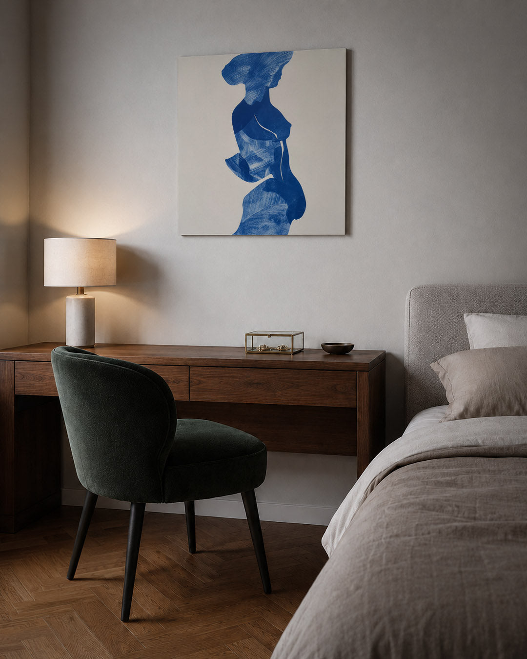 Blauwe silhouet kunstwerk – sfeerbeeld – dit werk toont een silhouet in blauw op een witte achtergrond. De vloeiende lijnen