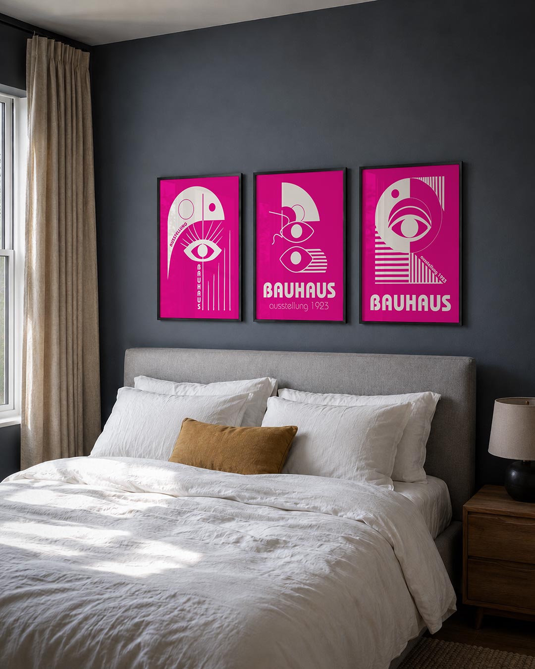 Oog en lijnen posterset – detailweergave – een felroze achtergrond met witte geometrische vormen. Een groot oog centraal