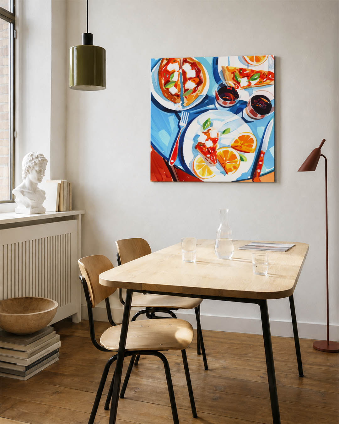 Eettafel kunstwerk – detailweergave – dit werk toont een compositie van een eettafel met pizza, sinaasappels en glazen wijn.
