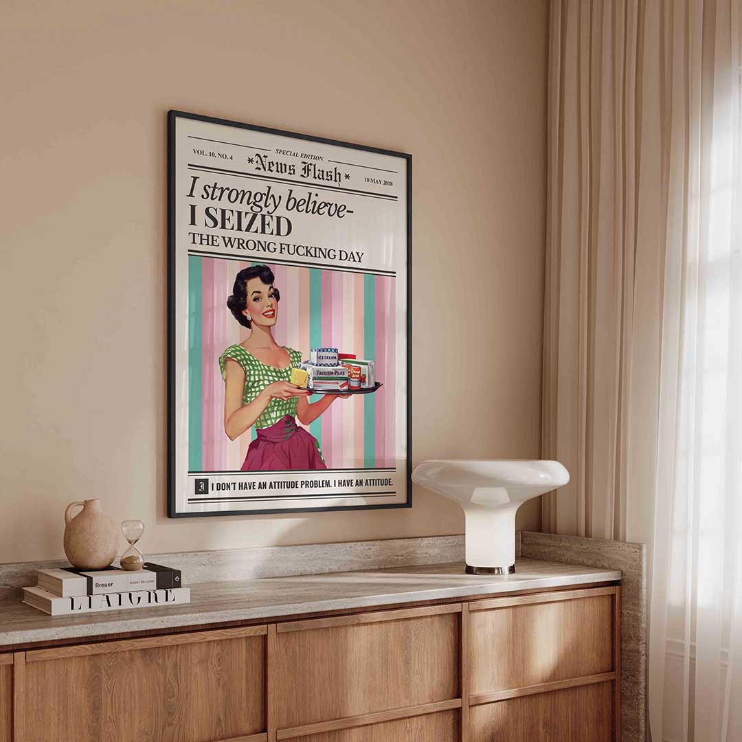 Vrouw met dienblad – kleurrijke Pop Art poster in staand formaat