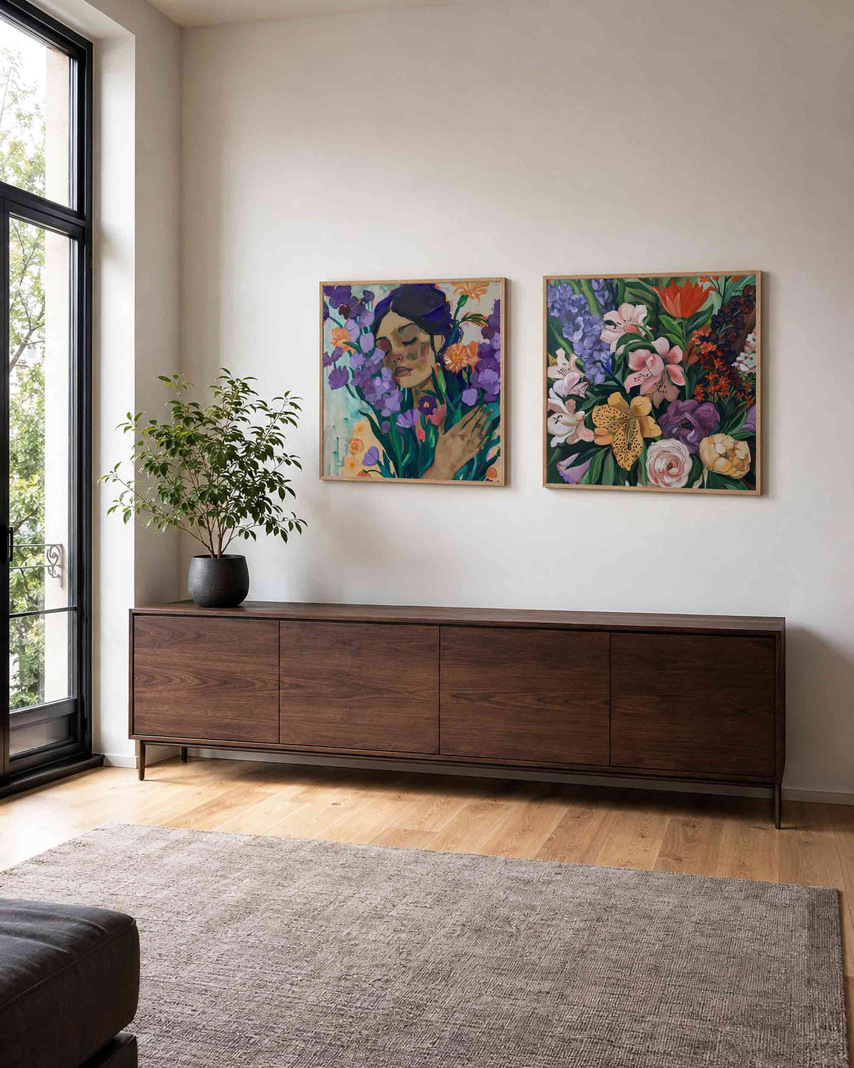 Interieurpresentatie van een tweedelige vierkante posterset met bloemenportret