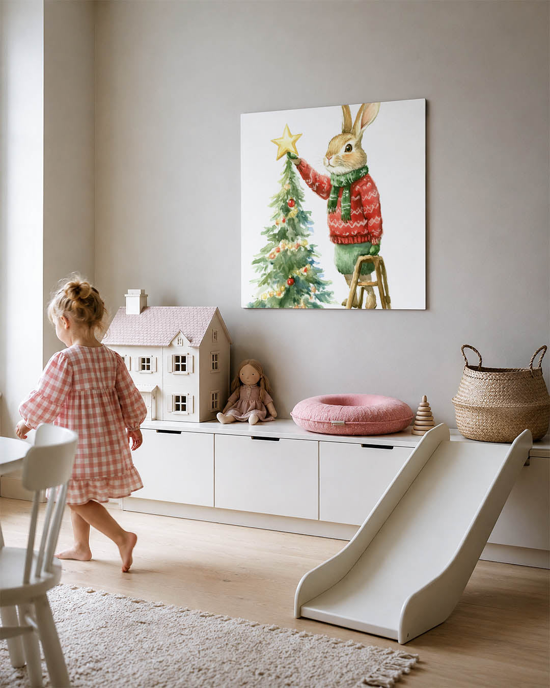 Kerstkonijn met boom kunstwerk – tweede productweergave – een konijn in een rode trui en groene sjaal versiert een kerstboom