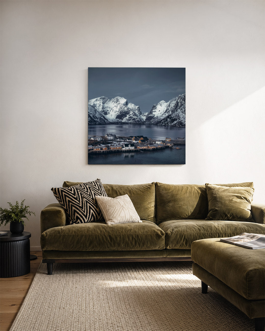 Berglandschap met huizen kunstwerk – derde productweergave – een serene scène met besneeuwde bergen en een rustige