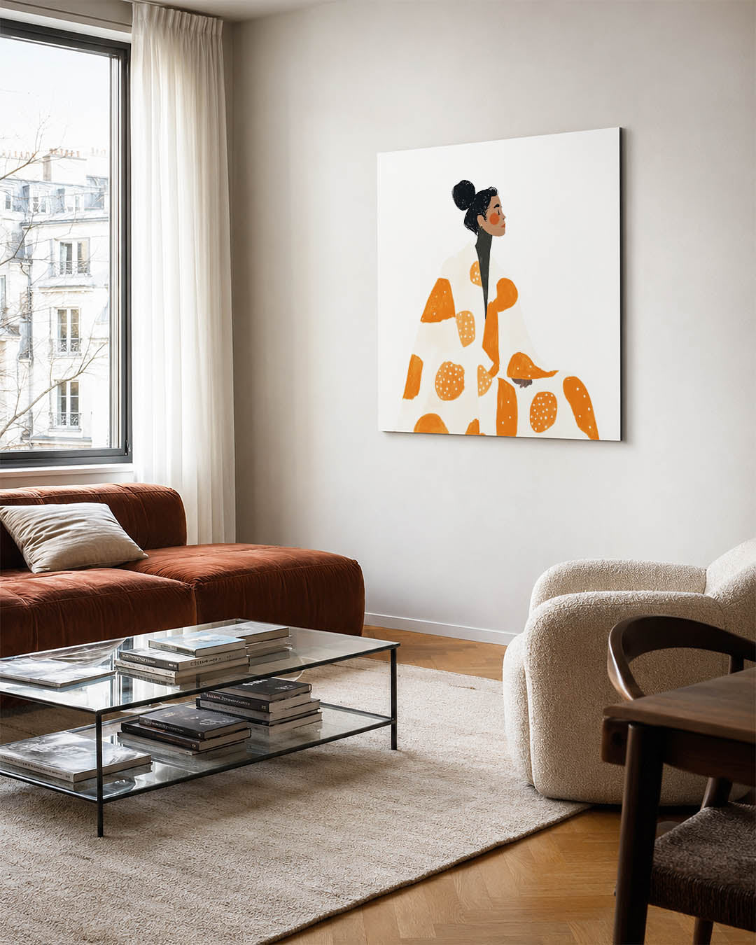Vrouw met patronen kunstwerk – vierkante wanddecoratie – dit werk toont een vrouw gehuld in een mantel met grote oranje