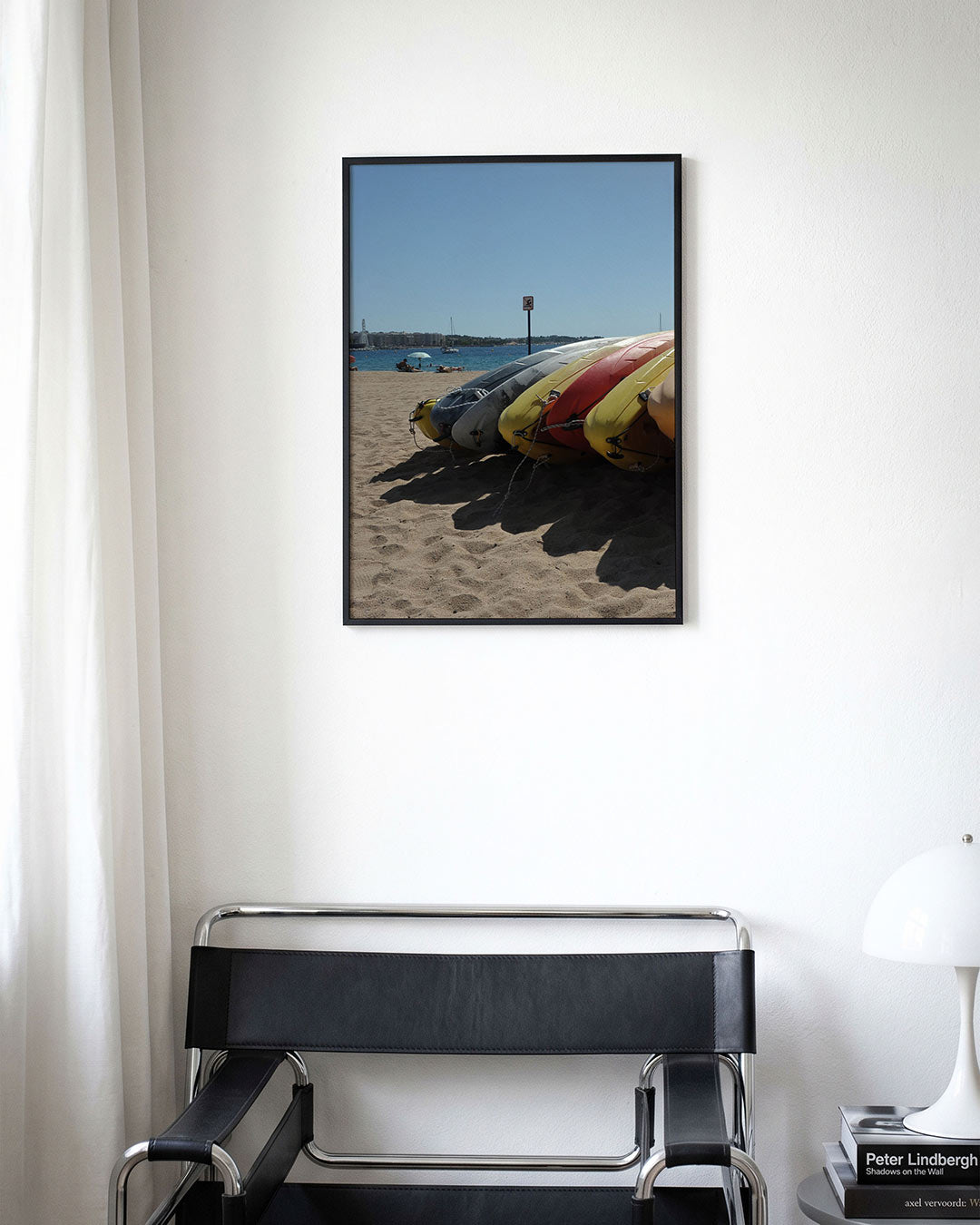 Kleurrijke kajaks op strand poster – derde productweergave – deze poster toont een rij kleurrijke kajaks op een zonnig strand