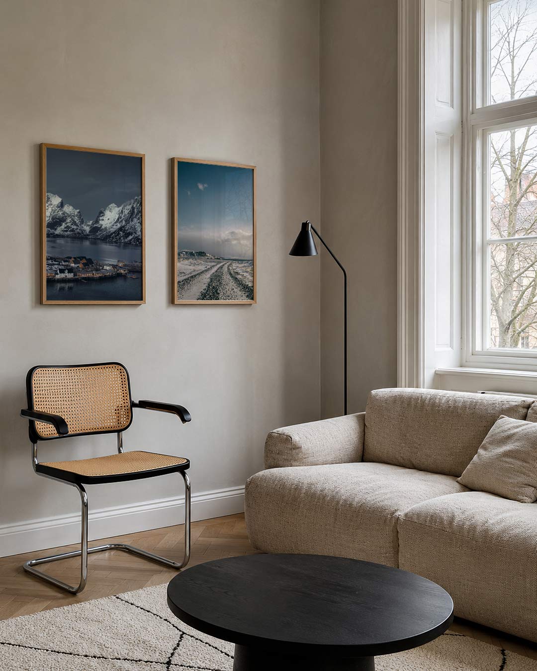 Bergen en water posterset – tweede productweergave – sereen landschap met besneeuwde bergen en kalm water. Warme huizen aan