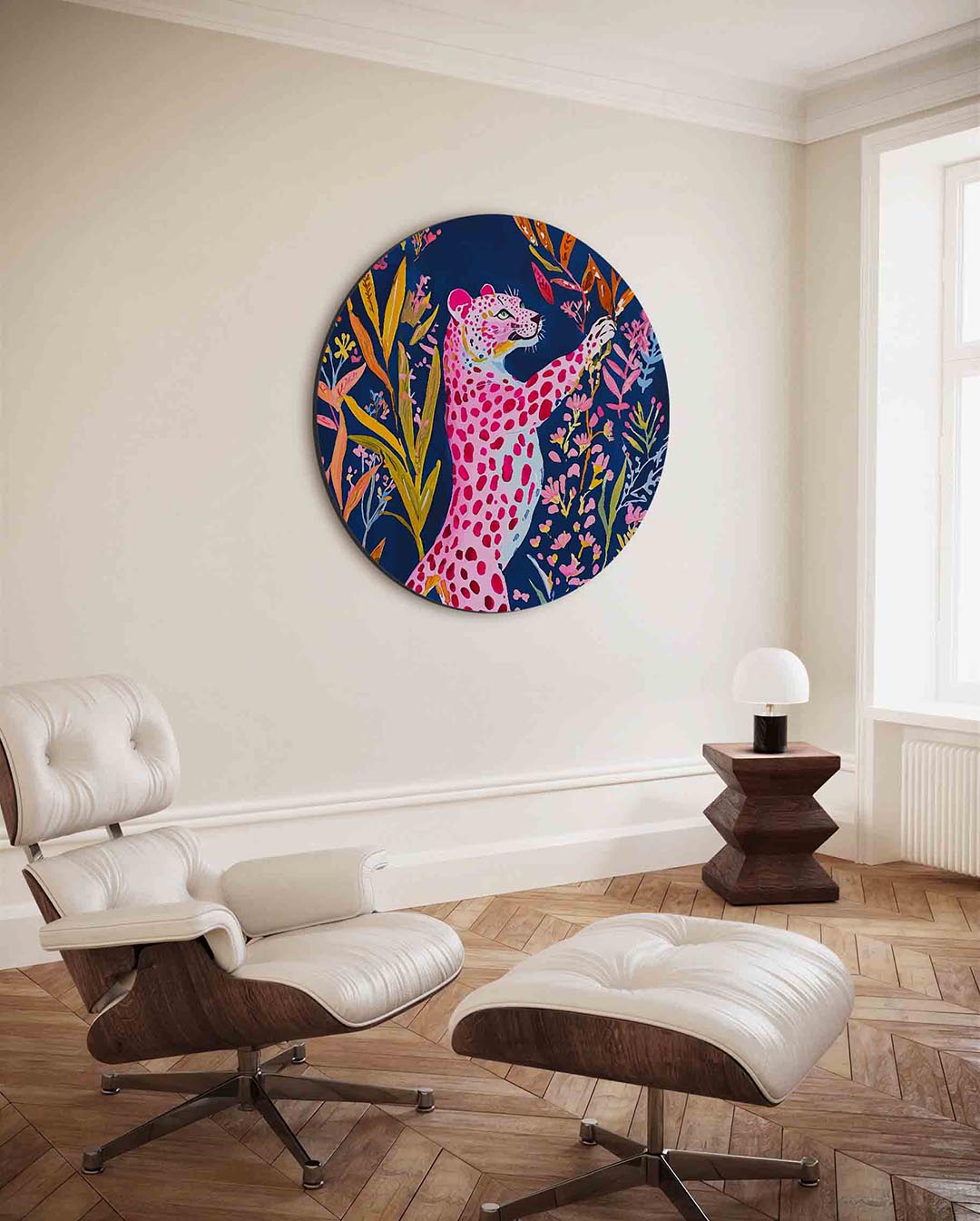 Roze luipaard met bloemen – kleurrijke ronde wanddecoratie van WallArtistic