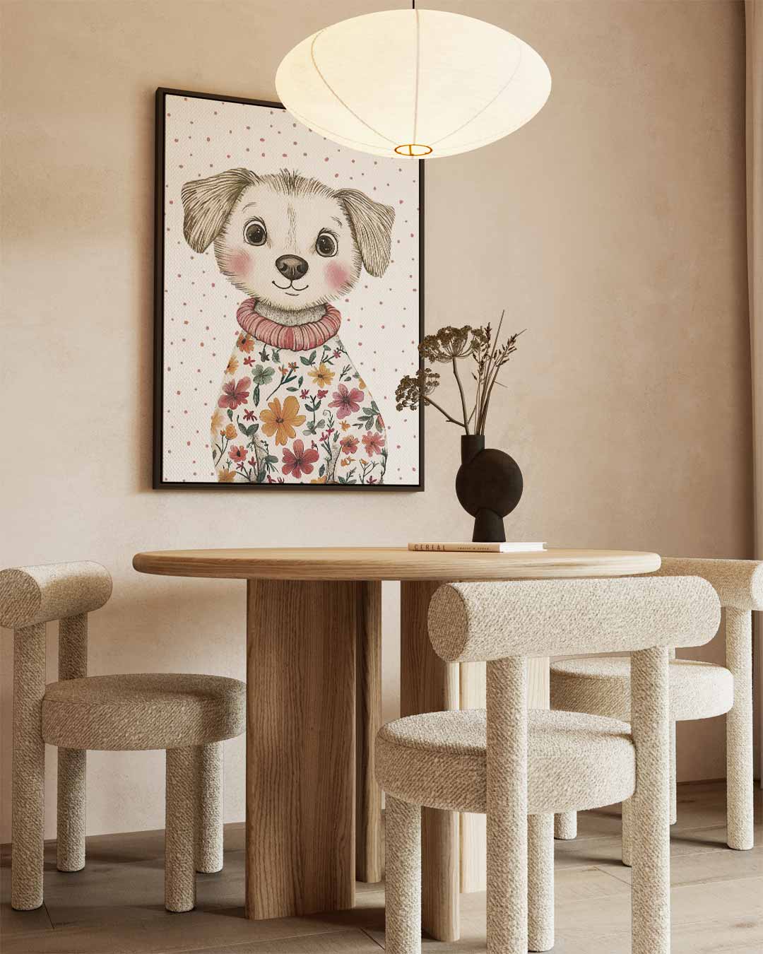 Vrolijke Pup in Bloemenjas – kunstwerk met zwarte baklijst