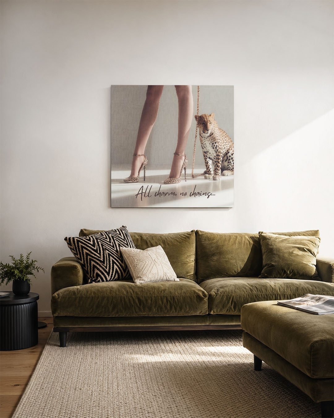 Elegante dierenprint kunstwerk – derde productweergave – dit werk toont slanke benen in hoge hakken naast een sierlijke