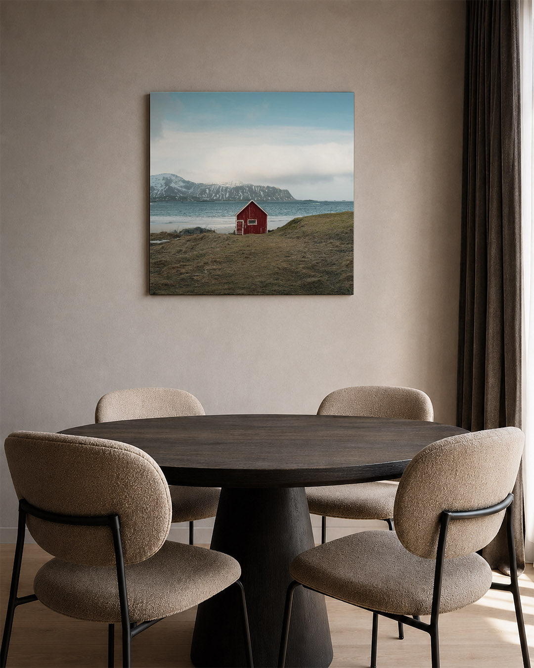 Rood huis aan zee kunstwerk – tweede productweergave – een eenzaam rood huisje staat aan de kust met bergen op de