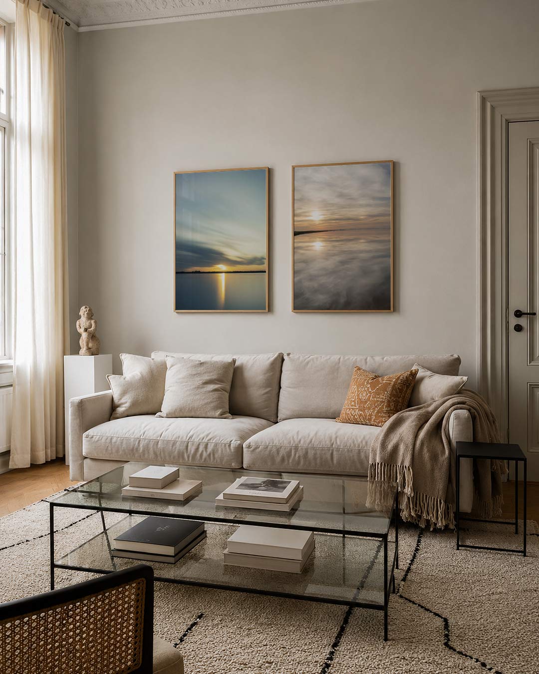 Licht en reflectie tweedelige posterset – een horizon met zachte, vloeiende lijnen. De lucht en het water spelen met licht en