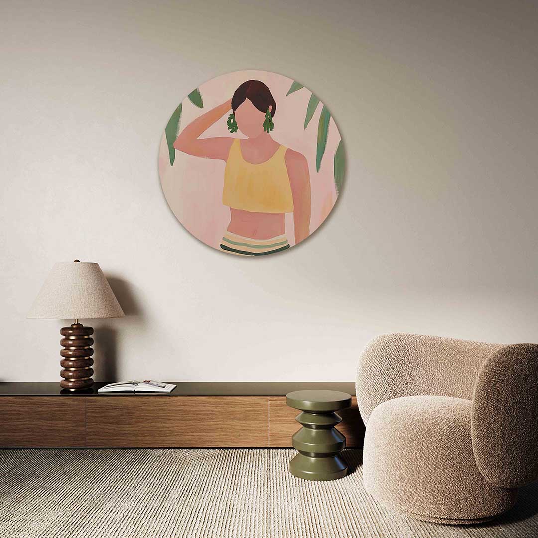 Vrouw met groene oorbellen – abstracte muurcirkel als ronde wanddecoratie