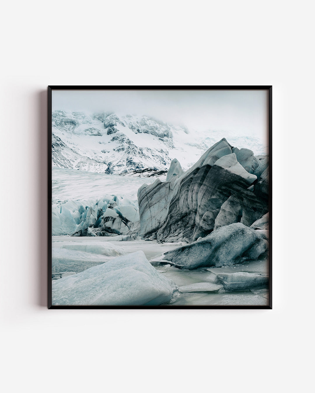 Ijslandschap bergen poster – vierkante wanddecoratie – een indrukwekkend ijslandschap met scherpe, gelaagde bergen en een