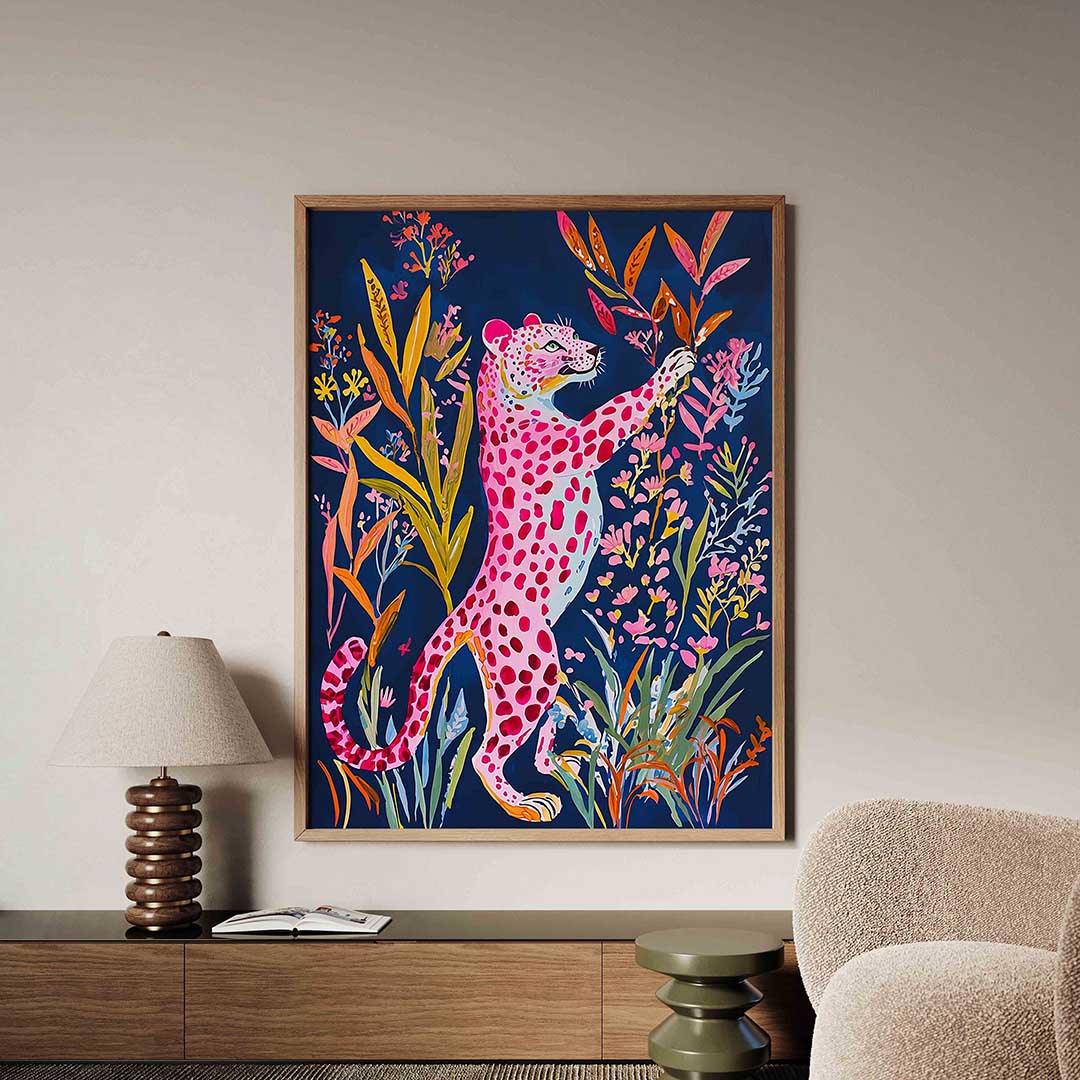 Roze luipaard met bloemen – dieren poster in staand formaat