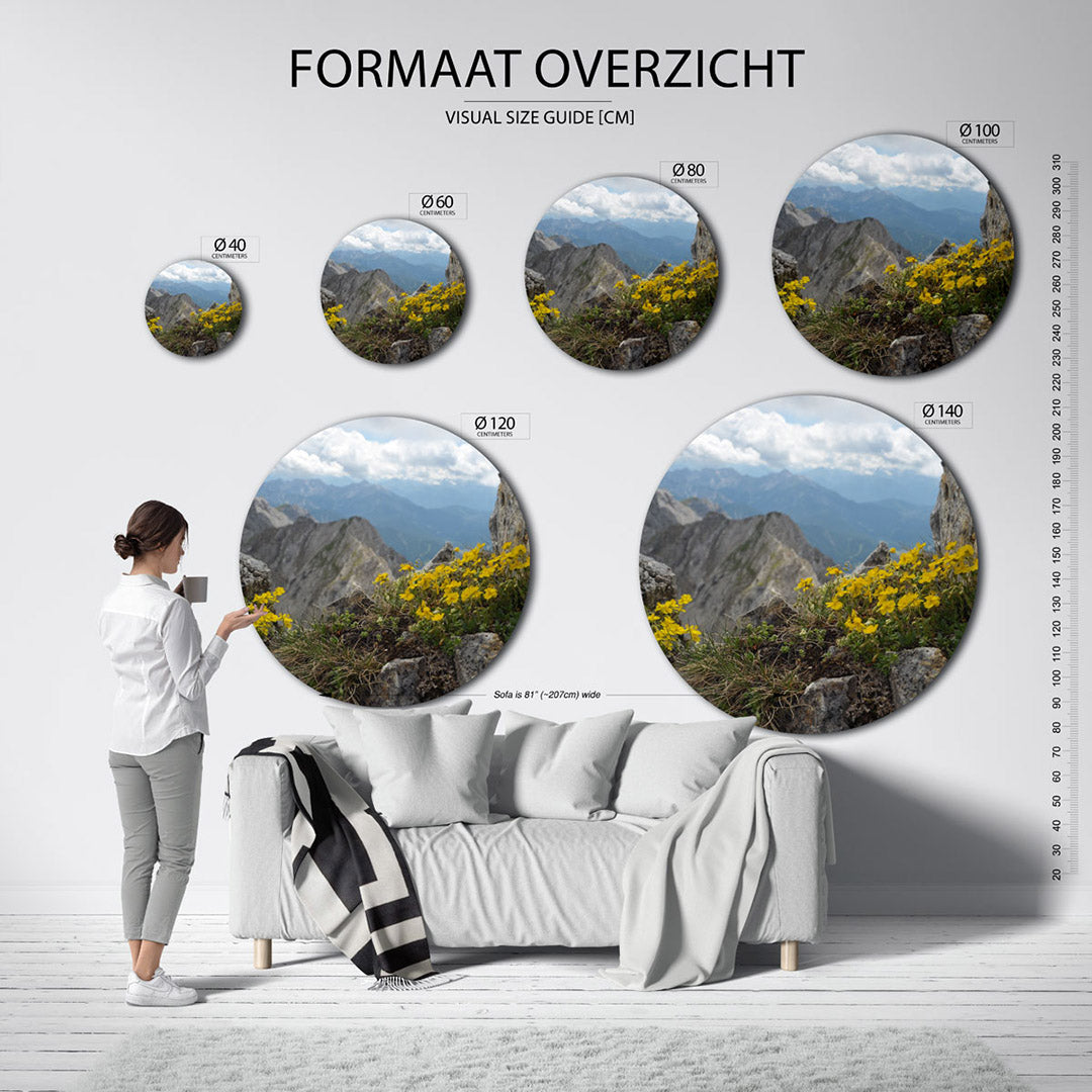 Berglandschap met gele bloemen – ronde wanddecoratie met fotografie