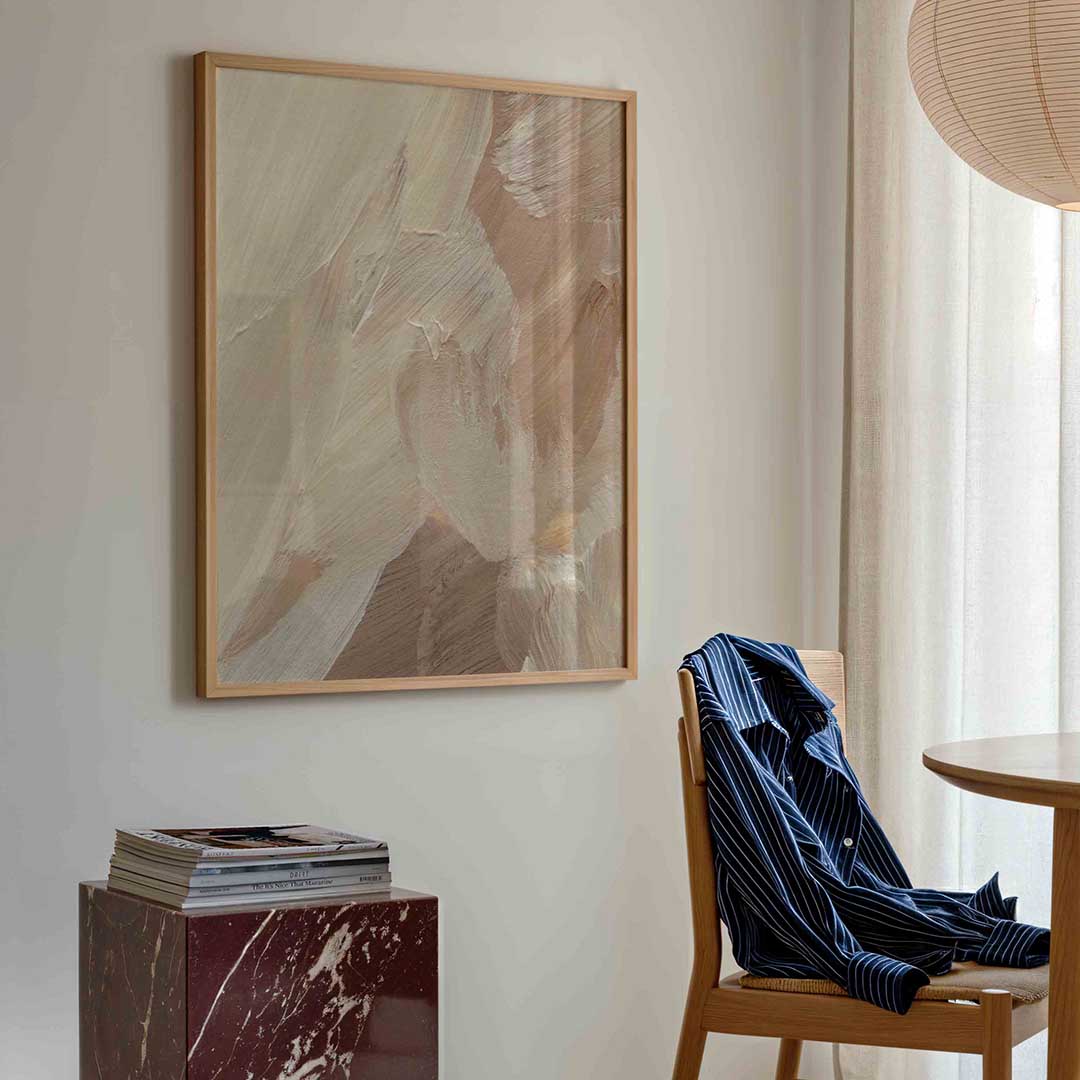 Beige penseelstreken – artistieke poster in staand formaat