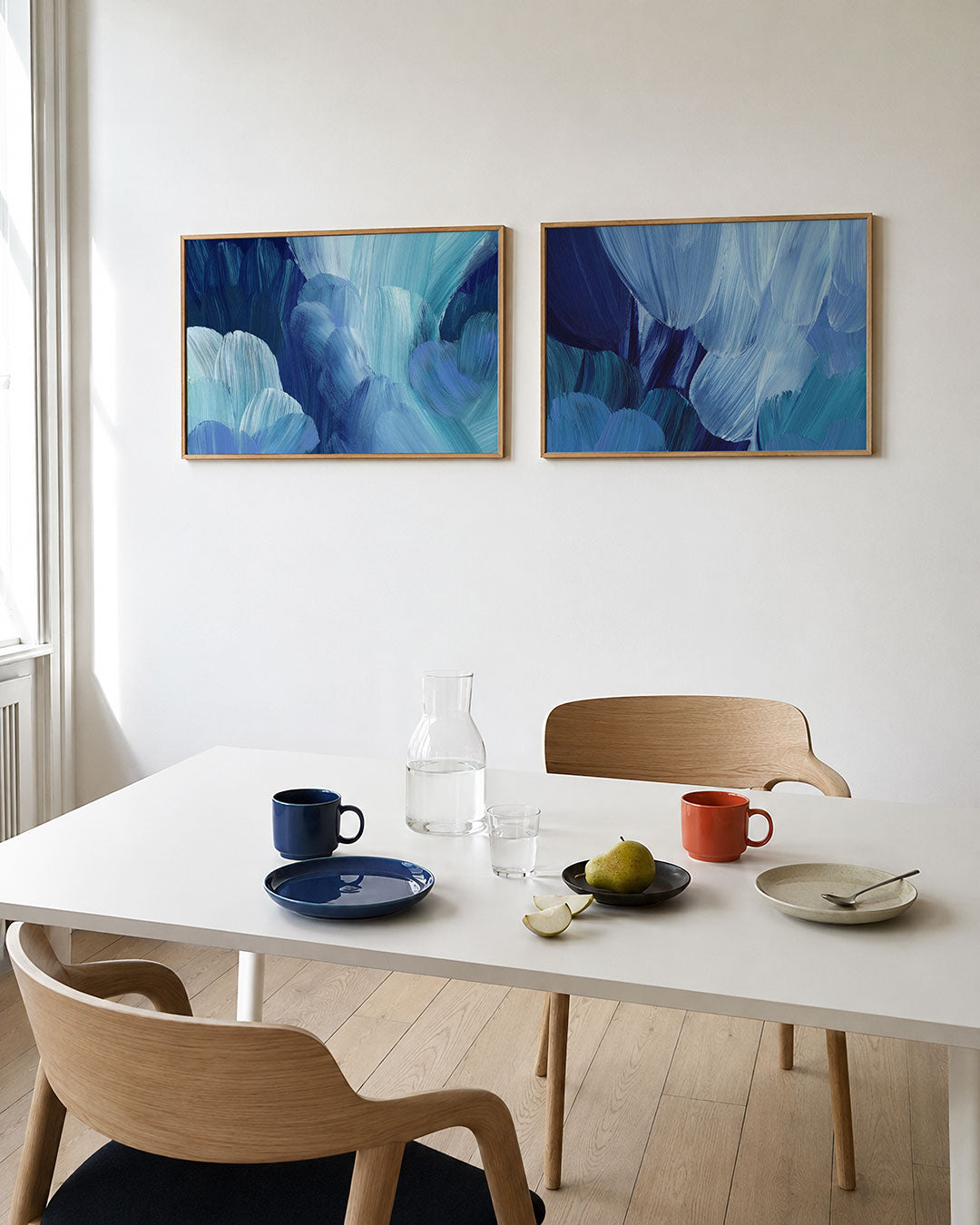 Tweedelige posterset met deze tweedelige posterset heeft blauwe en paarse borstelstreken, getoond in een interieur