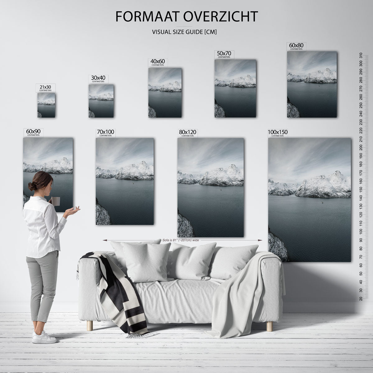 Rustige berglandschap poster – sfeerbeeld – een serene weergave van besneeuwde bergen en een kalme zee. De lucht is bewolkt