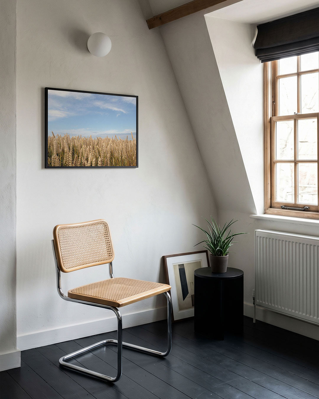 Gouden tarweveld poster – tweede productweergave – deze poster toont een uitgestrekt tarweveld onder een heldere blauwe
