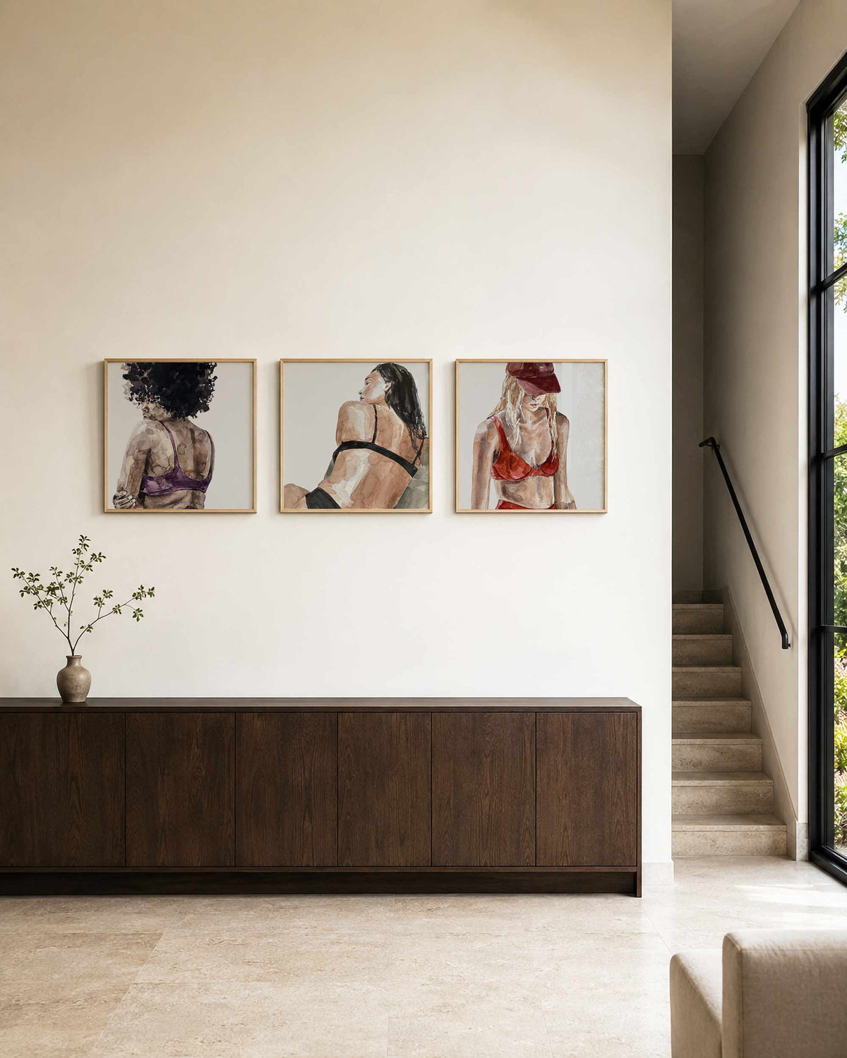 Interieurpresentatie van een driedelige vierkante posterset met modeportretten