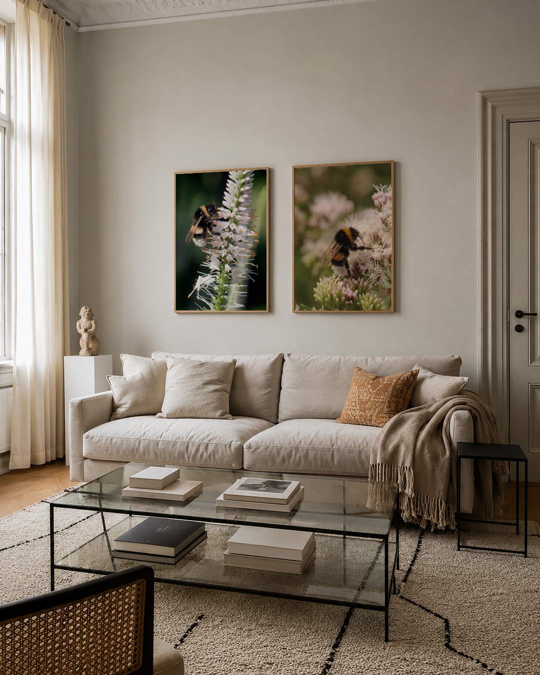 Natuurlijke harmonie tweedelige posterset – een bij op een witte bloem, met delicate bloemblaadjes en contrasterende kleuren.