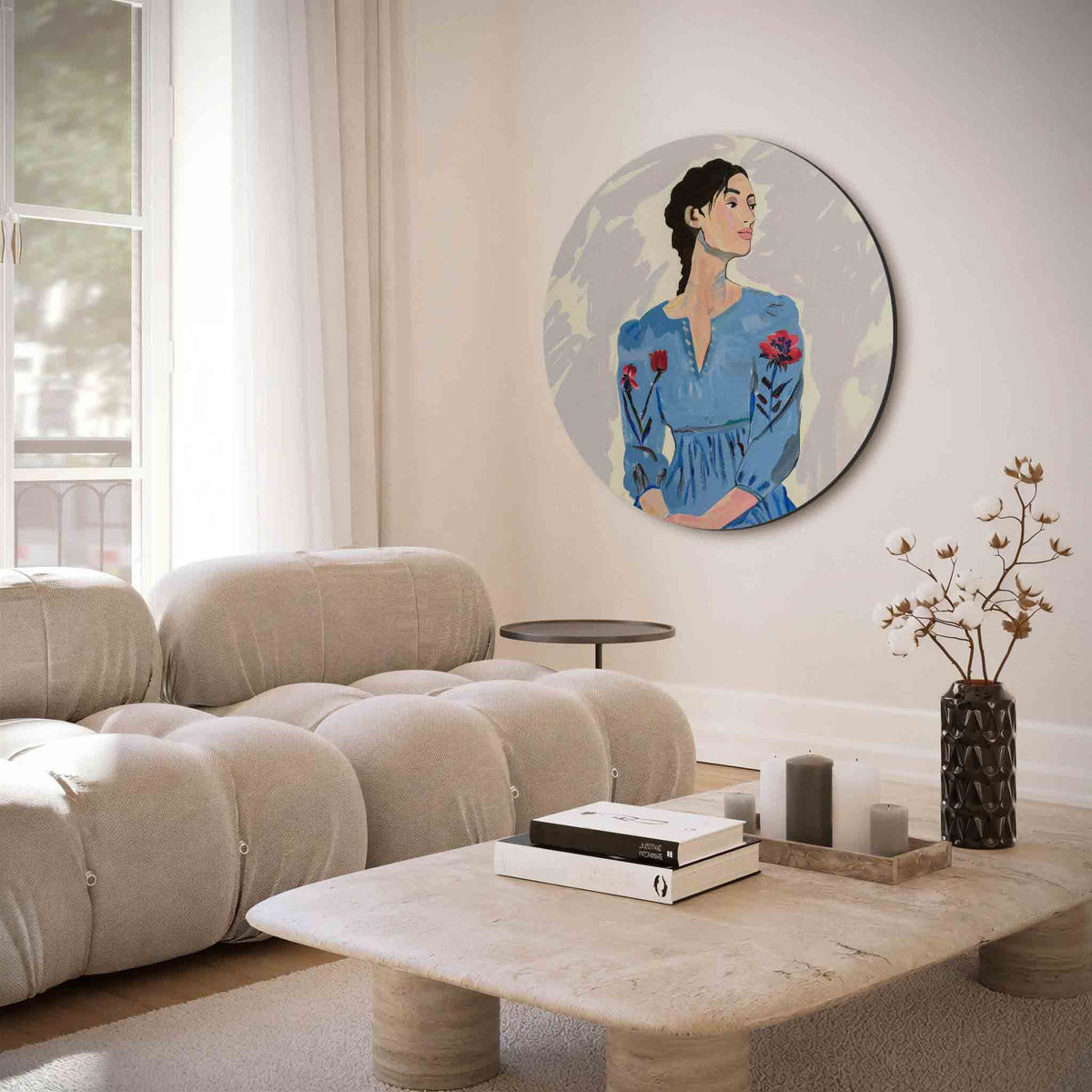Vrouw in blauwe jurk – muurcirkel met abstracte texturen voor aan de muur