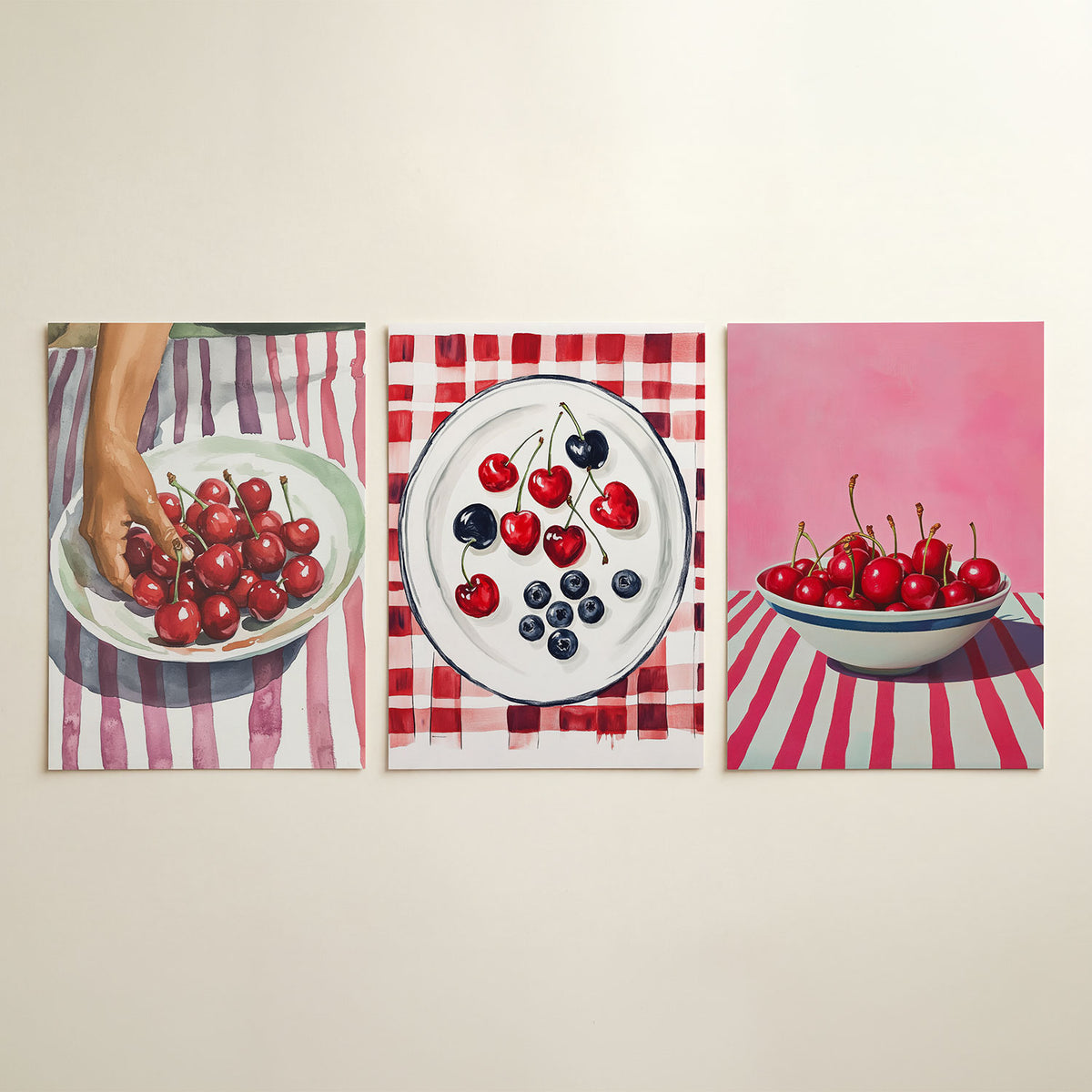 Kersen en strepen driedelige posterset in interieur