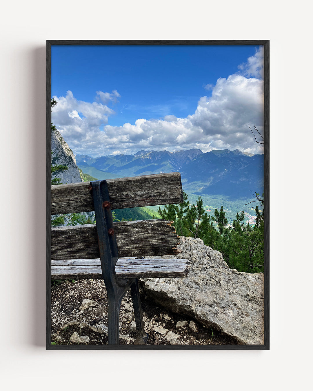 Berglandschap met bank poster – portret wanddecoratie – een verweerde houten bank staat op een rotsachtige voorgrond met een