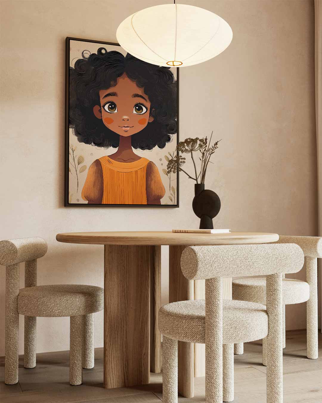 Schattig Meisje met Krullend Haar – dibond wanddecoratie in staand formaat