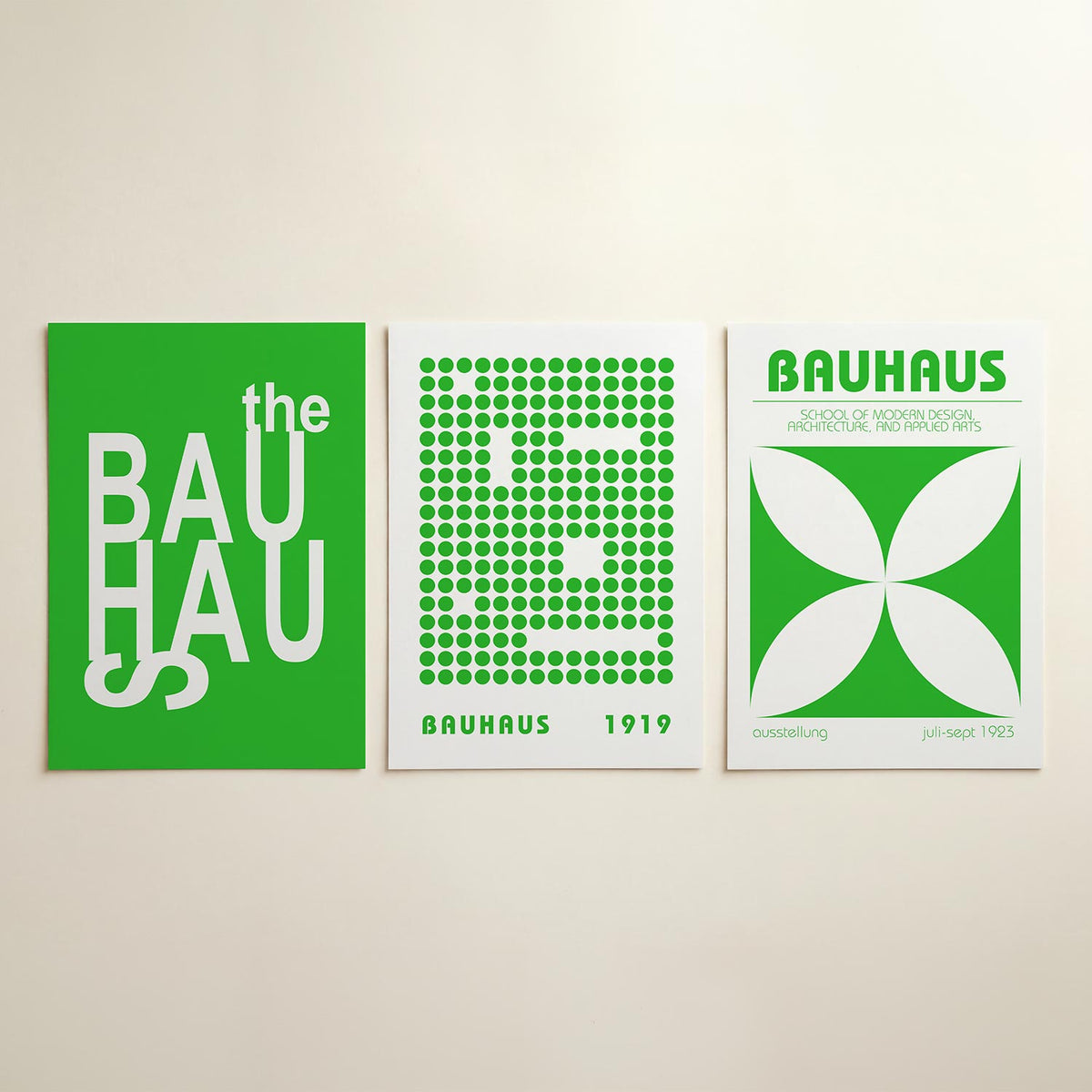 Typografisch spel driedelige posterset in interieur