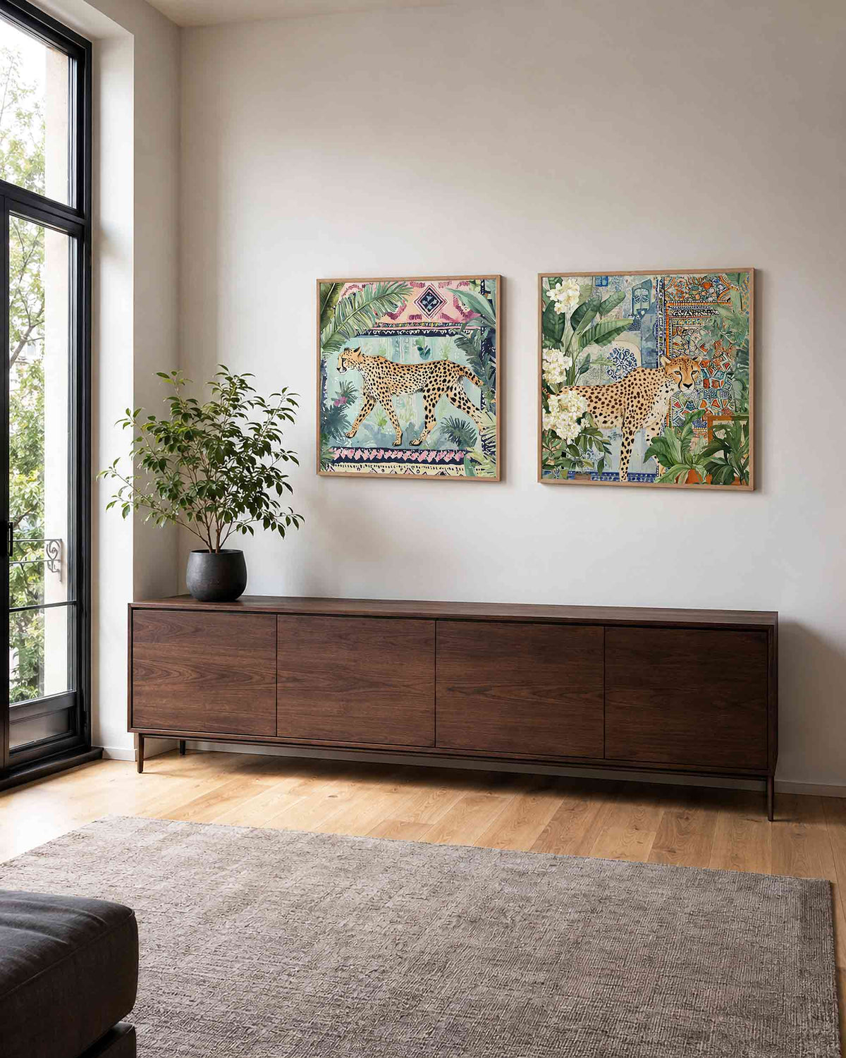 Interieurpresentatie van een tweedelige vierkante posterset met jachtluipaarden in de jungle