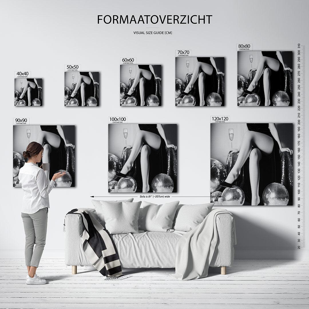 Reflecties kunstwerk – sfeerbeeld – dit werk toont een compositie van glinsterende bollen en een figuur, met een focus op