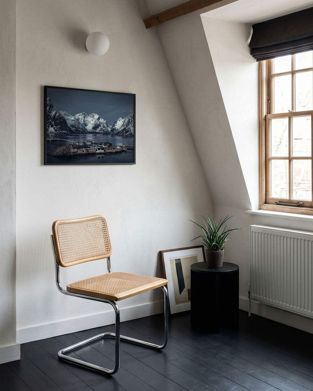 Berglandschap met dorp poster – tweede productweergave – een scène van besneeuwde bergen en een klein dorp aan het water, met