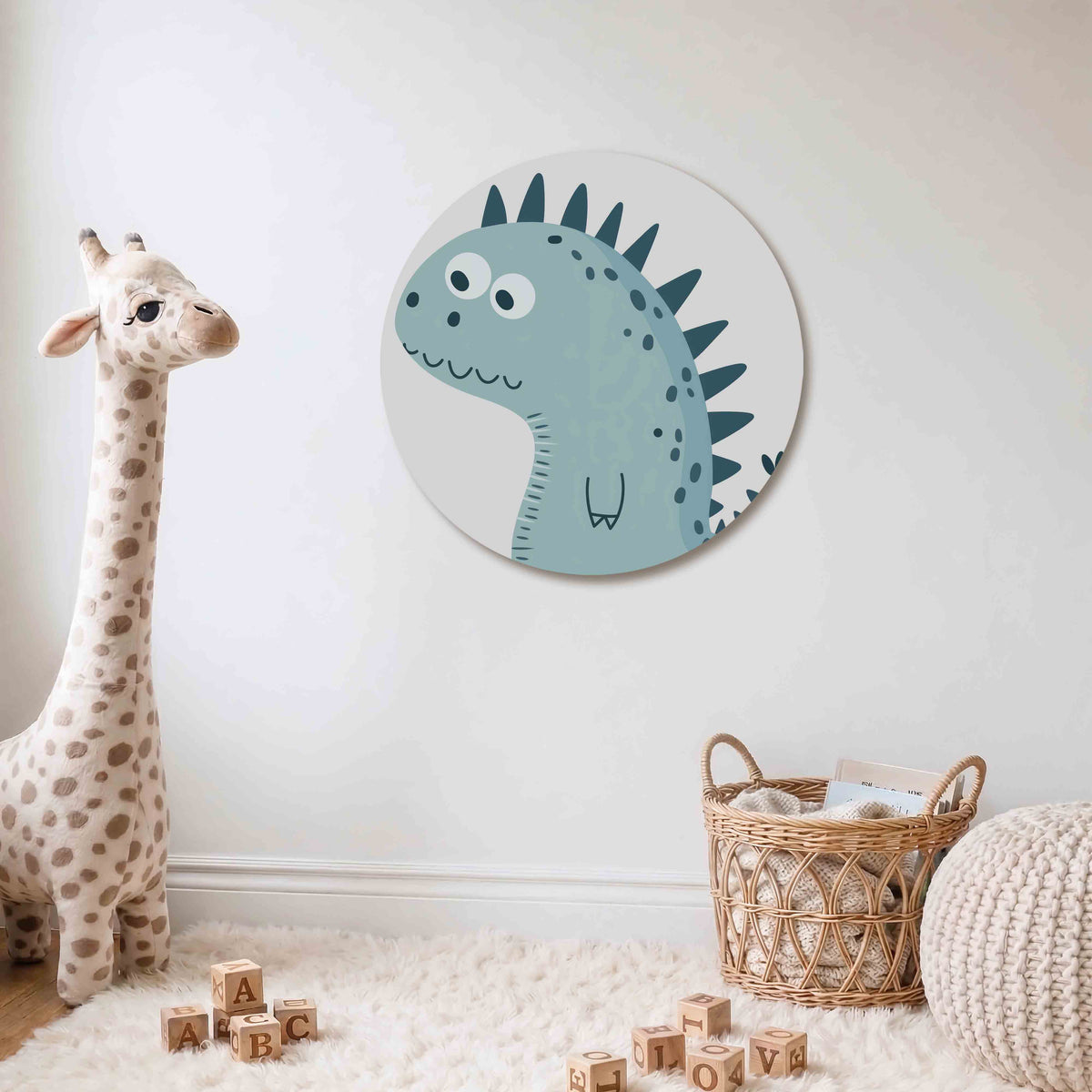 Blauwe dinosaurus Muurcirkel – Een blauwe dinosaurus met donkere stekels en stippen op een lichte achtergrond.