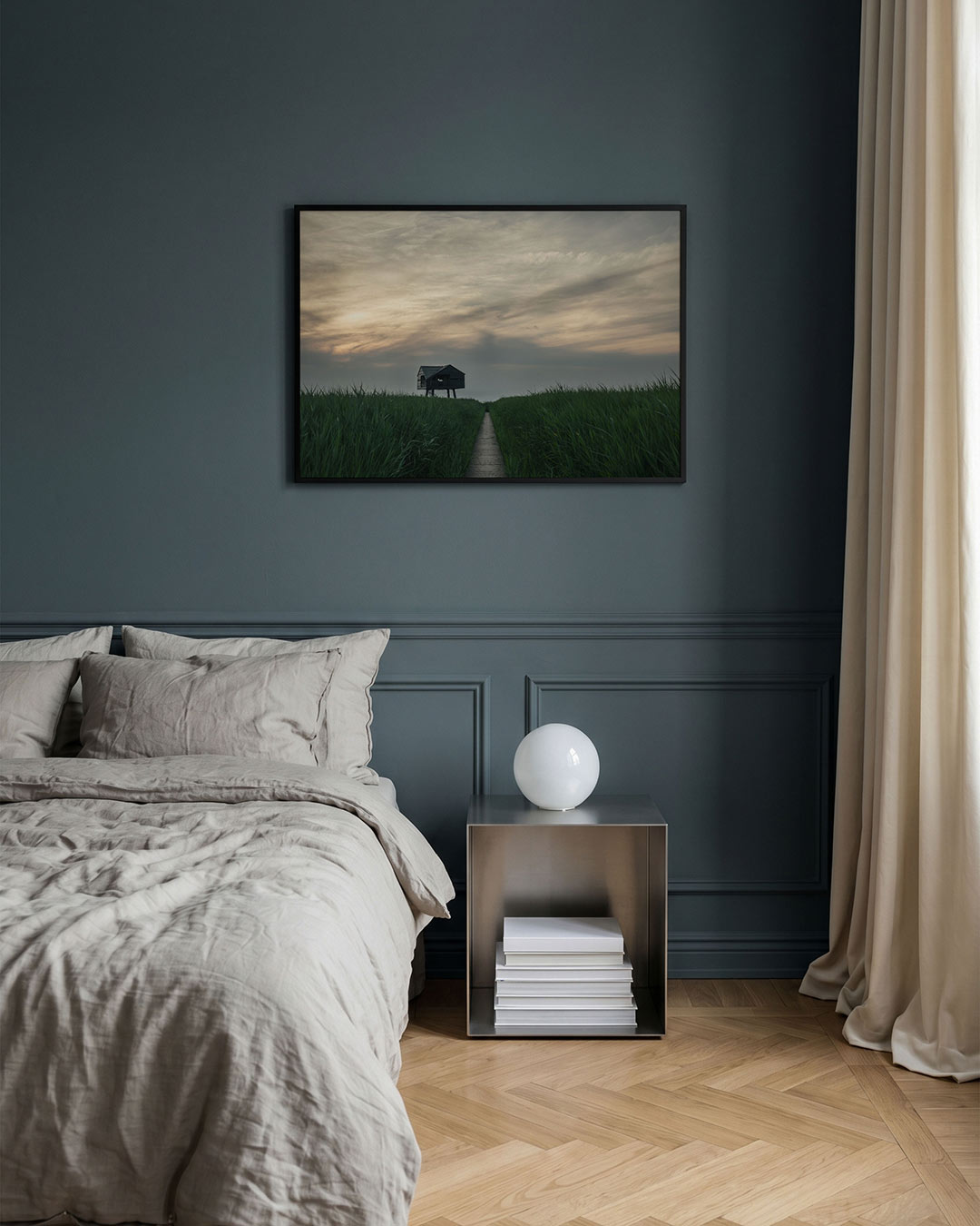 Hut in het veld poster – detailweergave – een houten hut staat in een uitgestrekt groen veld onder een bewolkte lucht. De