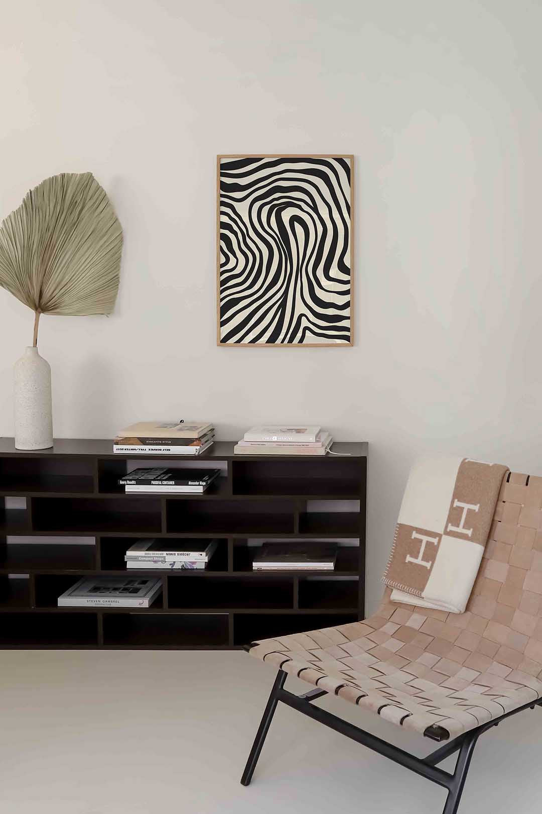 Zwart wit golvende lijnen – zachte abstracte poster in staand formaat