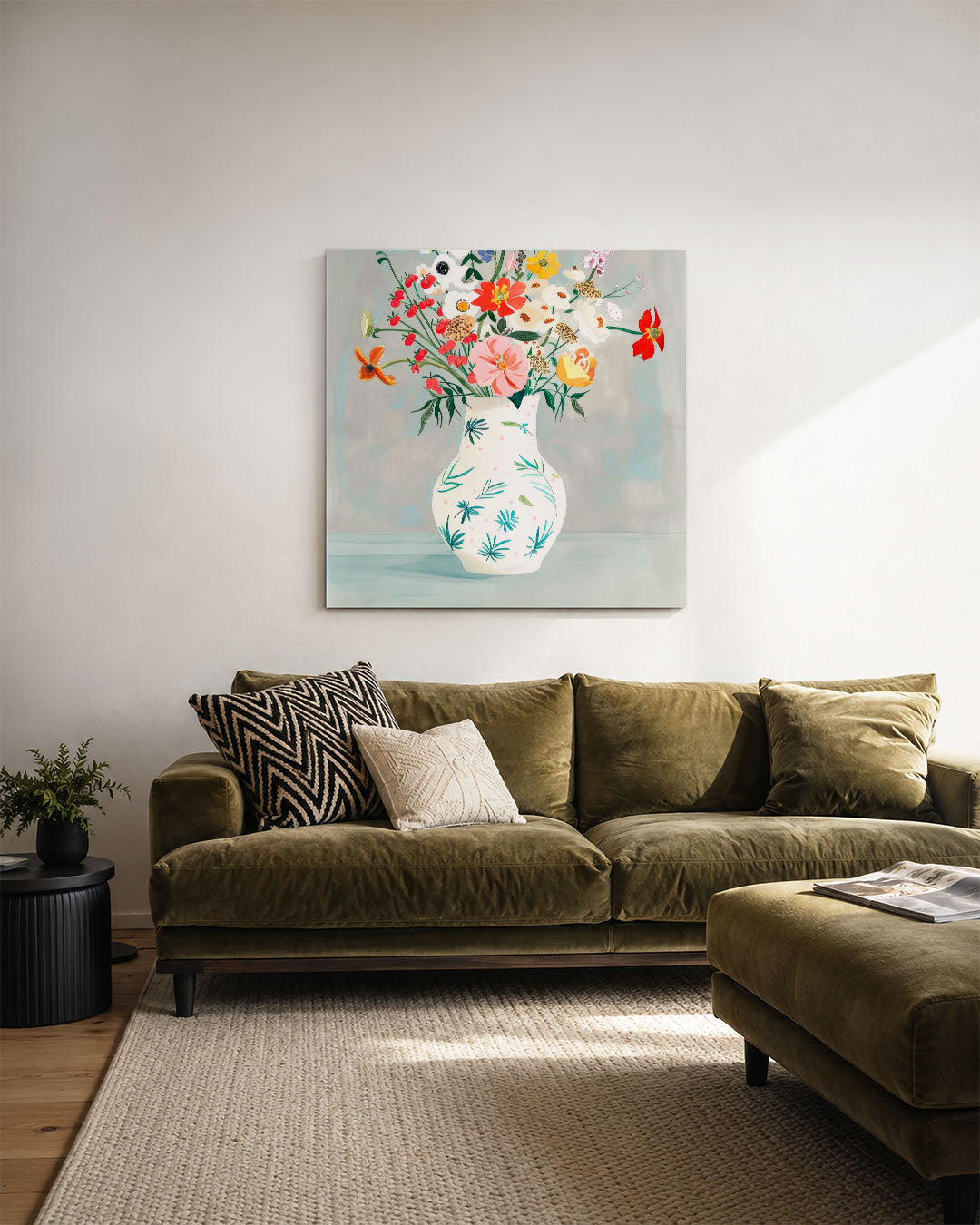 Bloemrijke vaas kunstwerk – derde productweergave – dit werk toont een vaas met kleurrijke bloemen tegen een grijze