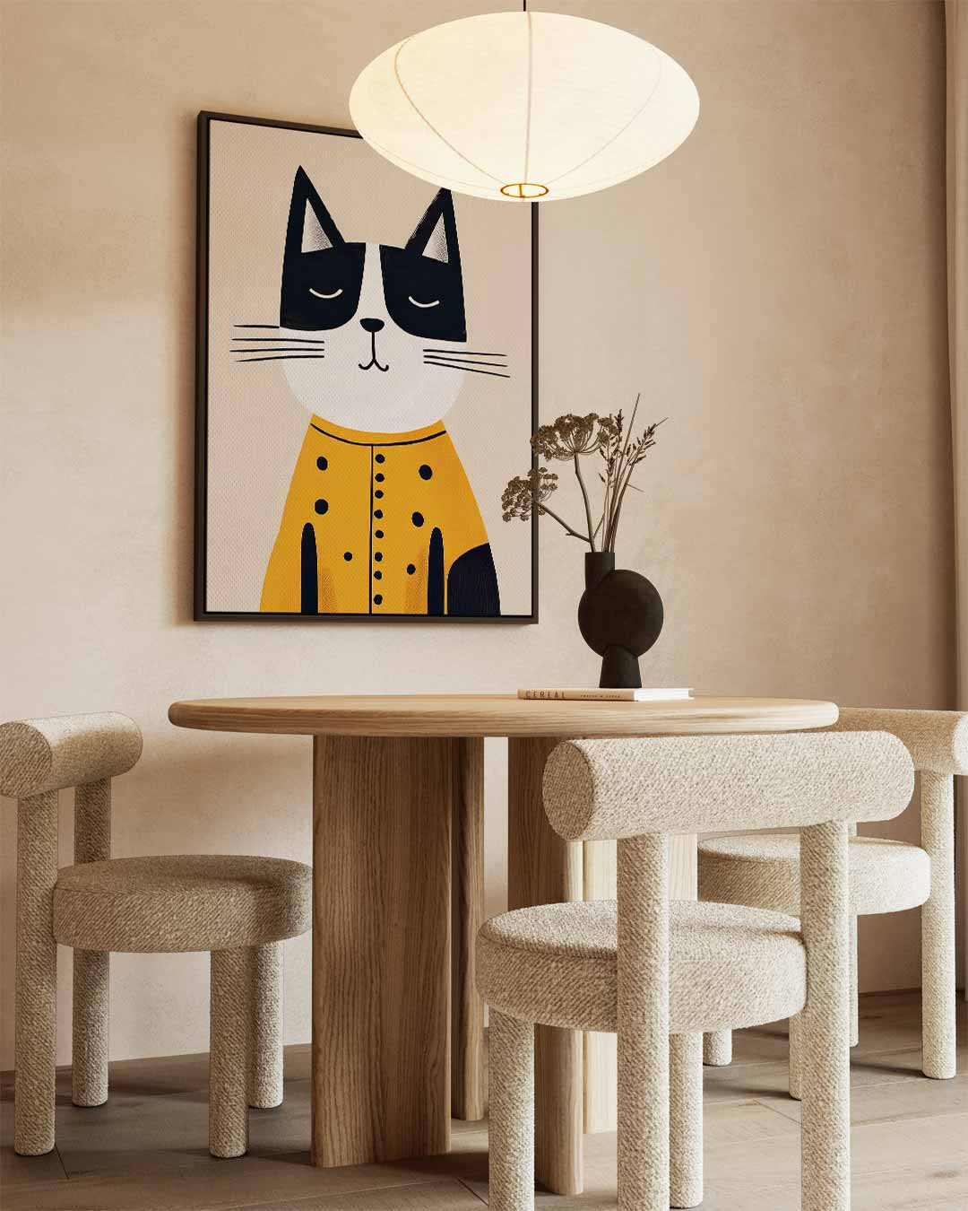 Stijlvolle Kat in Gele Jas – staand kunstwerk voor modern interieur