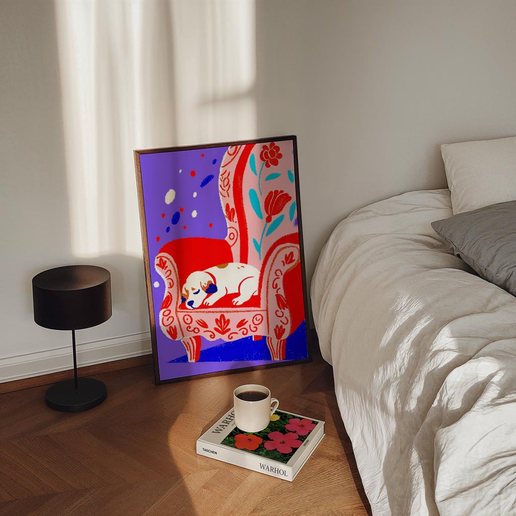Dromerige Puppy op Bloemrijke Fauteuil – staande zomer wanddecoratie van WallArtistic