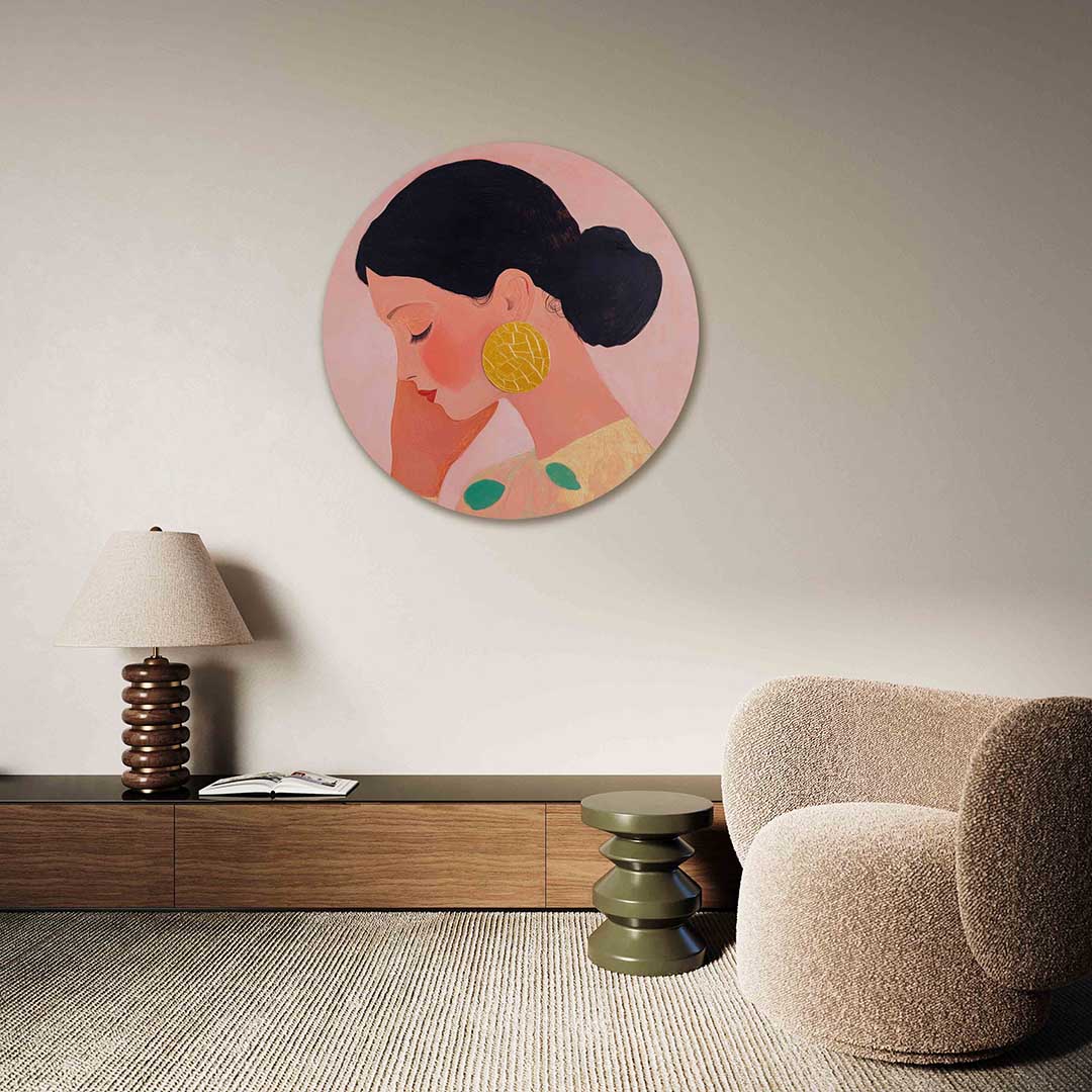 Vrouw met gouden oorbel – abstracte muurcirkel als ronde wanddecoratie