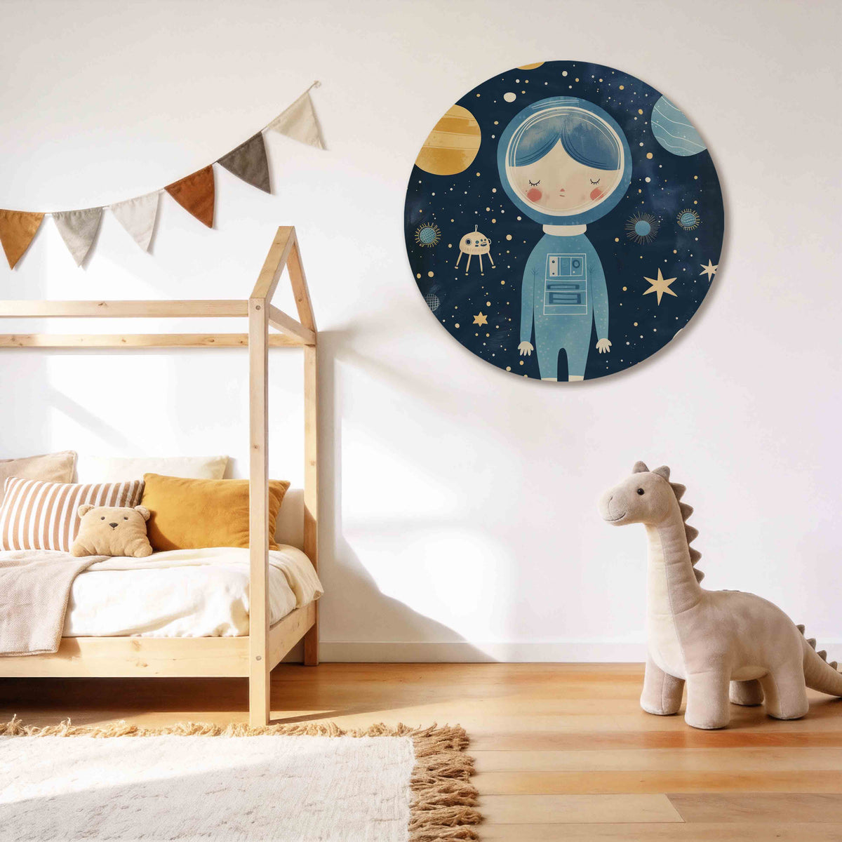 Astronaut en planeten Muurcirkel – tweede productweergave – Een slapende astronaut omringd door planeten en sterren in blauw