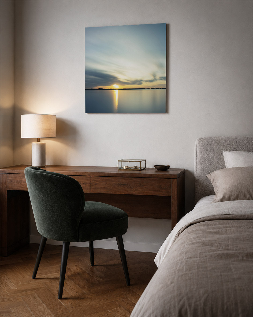 Rustige zonsondergang kunstwerk – sfeerbeeld – deze kunstwerk toont een serene zonsondergang boven een kalm wateroppervlak