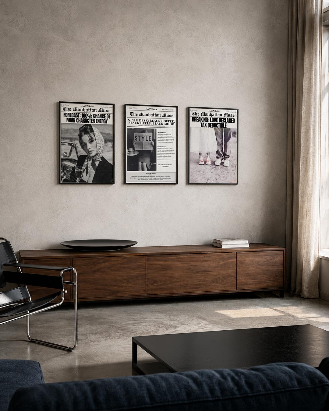 Zwart wit elegantie posterset – tweede productweergave – een vrouw met een sjaal en glas in de hand, omgeven door