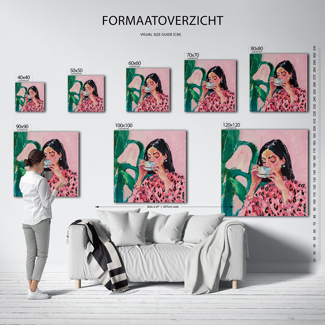 Vrouw met kopje kunstwerk – sfeerbeeld – dit werk toont een vrouw in een roze outfit met een patroon, genietend van een