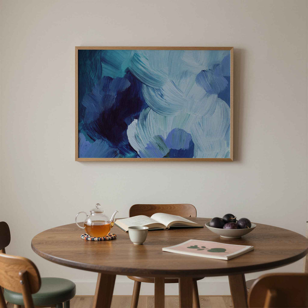 Abstracte blauwe penseelstreken – liggende schilderkunst wanddecoratie van WallArtistic