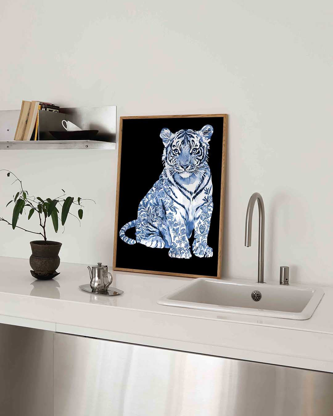 Tijger met bloemen – blauw-witte poster in staand formaat
