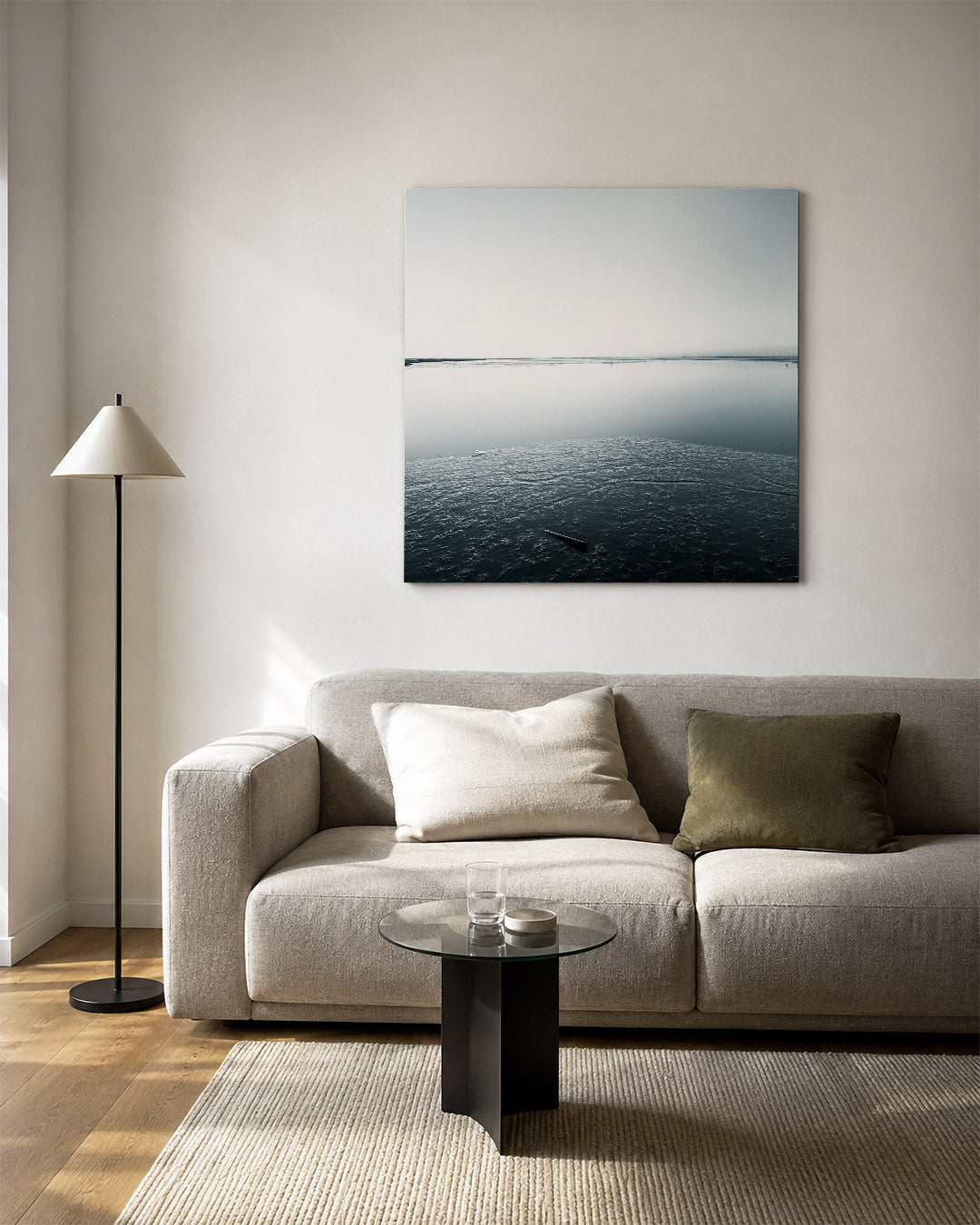 Rustige waterlandschap kunstwerk – vierkante wanddecoratie – deze kunstwerk toont een serene waterlandschap met een gladde