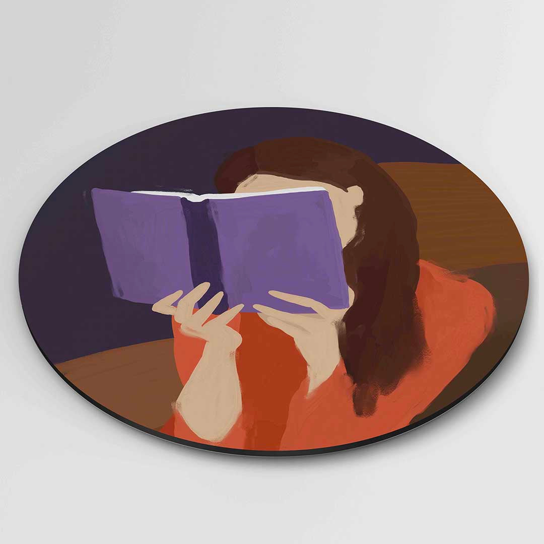 Lezende vrouw – ronde textuur wanddecoratie van WallArtistic