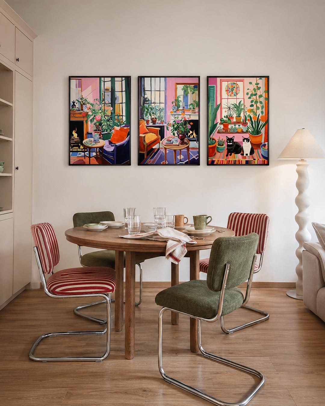 Kleurrijke interieurharmonie driedelige posterset – deze driedelige postercombinatie toont een levendig
